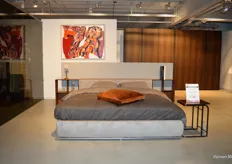 Het Flexform Groundpiece Slim bed is tijdloos en samen te stellen met bijpassende nachtkastjes.