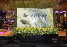 De entree van de beurshal Autotron. De evenementenhal was rijk versierd met prachtige goudgele tulpen van Paul Jongerius. Op de foto een stuk natuursteen van Galante Natuursteen.