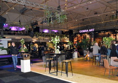 Naast alle stands was er in het midden van de evenementenhal plek gecreëerd om gezellig wat te drinken.