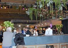 De bar was prachtig aangekleed en gestyled.