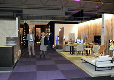 Een blik in de beurshal van Autotron met rechts de stand van Loewe. De televisies van Loewe hebben een elegant design, uitstekende kwaliteit gecombineerd met state-of-the-art technologie.