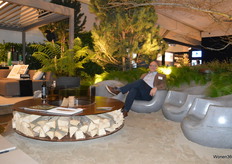 Arthur bij de AK47design vuurhaard (outdoor fire pit) exclusieve Italiaanse high-end vuurhaarden.