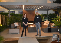 Denise en Dirk Buijtel, in de prachtig aangelegde tuin op 1000 m2.