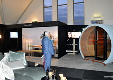 Een blik in de hoek van de tuinen, met een stand van Dexter Lighting en sauna.