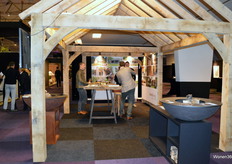 Leo (wonen360) in actie in de stand van Hout & Living. 