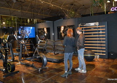 De sfeervol ingerichte stand van VSB-Technogym; Italiaans merk gespecialiseerd op het gebied van professionele fitnessapparaten. In de 'mirror-wall' wordt een tv gepresenteerd van Oled Mirror TV, deze is geïntegreerd in de fitness muur.