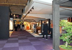 Een blik in de gangen van de Autotron beurshal. 