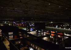 De opening werd savonds gehouden, dus er heerste een gezellige sfeer. 