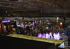 Een blik op het event vanaf de kunstgalerie, eerste verdieping. 