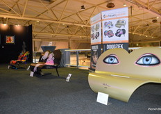 Kunstzinnige bankjes op de kunstgalerie.