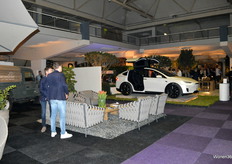 De Tesla Model X behoorde zeker wel tot de bezoekersfavoriet en kreeg daarom ook veel aandacht van het vele publiek.