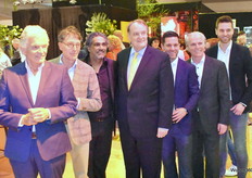 Uitgever Toon Thijssen (2e van rechts) tussen zijn twee zonen Mike en Jim, met verder van links naar rechts Ben Cramers, Dirk Lips (eigenaar Libema), topchef Soenil Bahadoer en wethouder Huib van Olden.