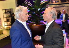 Toon Thijssen in gesprek met zijn vriend Ben Cramers.