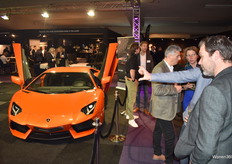 Een Lamborghini trok de belangstelling van met name mannen...