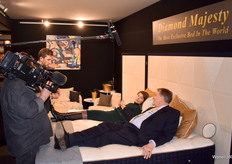 Wethouder Huib van Olden test onder het toeziend oog van een televisiecamera een bed van Diamond Majesty.