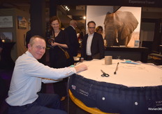 Mark Clapton van Vispring, actief met naald en draad.