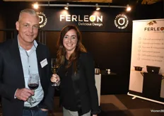 Frédéric Peeters van Ferleon brengt een toost uit met Marie-Elise Bruins Slot (Wonen360).