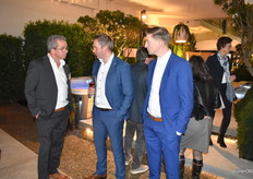 Er heerste een gezellige drukte op het event, onder het genot van een hapje en een drankje.