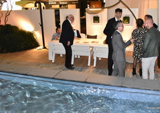 Er werden meerdere jacuzzi's, zwembaden en spa's getoond.