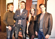 Maikel Koemans, Rob Koemans, Sara de Louw en Frank Bax van Alphenberg Leather, dat een exclusief assortiment heeft op het gebied van leren wanden, vloeren, trappen, deuren, keukens, haarden en uiteraard tapijten.