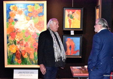 Een van de kunstenaars in gesprek met een bezoeker.