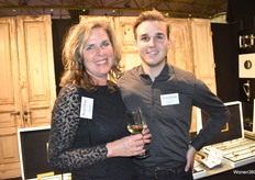 Brigitte met zoon Max van Deurstijl, al ruim 25 jaar specialist op het gebied van het betere meubel- en deurbeslag.