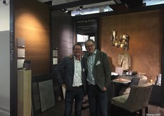 De stand van Mooi en Puur Wonen. Links Derk Smit, eigenaar Mooi & Puur en Wout Straalman, eigenaar Ws Interieurs. 