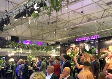 Alle genodigden luisterden aandachtig naar de opening door Toon Thijssen, vergezeld door zijn zoons.