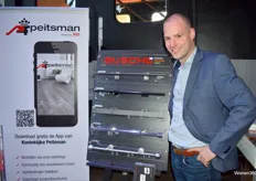Stefan Damen in de stand van Peitsman, groothandel voor de woninginrichting, projectinrichting en de parketteur.