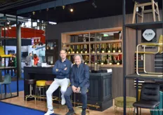 Merijn Alta (links) en Stefan Beek in de stand van Pure Furniture. Het bedrijf maakt authentieke meubels van hout, staal en buffelleer.