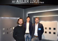 Nicolas Deffontaine, Robin Braibant en Guillaume Maroye in de stand van Atelier Luxus uit Harzé dat schakelmateriaal met messing afdekplaten in huis heeft.