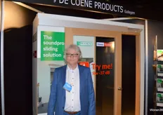 Fabien Poulain van de Coene Products Gullegem die zijn innovatieve akoestische schuifdeur demonstreert.