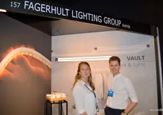 Isabelle Saesen en Maxim Truyts van Fagerhult Lightning Group Kortrijk laten de voedingsboxen en verlichting zien, waardoor een eigen verlichtingspatroon kan worden ontworpen.