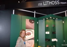 Linda Steen van Lithoss Pittem showt lichtschakelaars waarbij veel kleur- en lichtcombinaties mogelijk zijn.