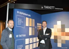 Benjamin (links) en Arjan presenteerden de iD tattoo collectie van Tarkett.
