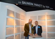 De stand van het Zwitserse Bauwerk Parkett werd vertegenwoordigd door onder andere Stefan en Paul (rechts). Het bedrijf levert maar liefst 320 parket vloeren in 11 houtsoorten, 57 kleuren, 6 oppervlakte behandelingen en 6 structuren.