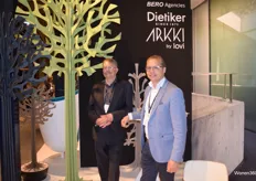 Bert Luten (links) en Erik Werners (rechts) van Arkki by Lovi laten de akoestische boom zien. De bomen zijn voor 90% gemaakt van gerecycled petfilt en hebben decoratieve doeleinden.