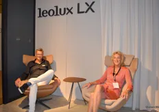 Johan Venekamp met Marike Wigman in de stand van Leolux XL. De collectie biedt oplossingen voor lounges, conference rooms, hospitality en residential projecten.
