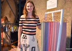 Roos Soetekouw, een Nederlandse textielontwerpster. Ze heeft een grote liefde voor de natuur en zijn ongewone vormen en kleuren. Het is haar missie geworden om prachtig textiel zo duurzaam mogelijk te produceren. Ze gebruikt gerecyclede materialen, duurzame grondstoffen en ontwerpt circulair.