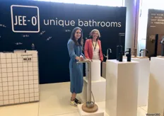 Renske (links) en Kathleen bij de nieuwste producten van Jee-O. Het sanitairmerk viert dit jaar zijn 15-jarig bestaan en heeft recent onder andere collecties uitgebracht met ontwerpers Edward van Vliet en Osiris Hertman.