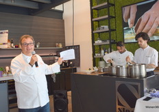 Pablo Gramaglia bereidde twee gerechten (risotto in giallo en vesuvio fuoco e fiamme) die hij de genodigden toelichtte.