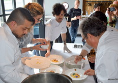 Chef Gramaglia (rechts) en zijn keukenteam druk aan het werk.