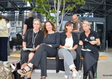 De lady's in black met v.l.n.r. Cristina Kjerulff (Nordal), Helene Croon (agent van meerdere merken als Catchii Homewear), Susan Demmers (Madam Stolz/Deens) in gesprek met Barbara van Dijk (Woonindustrie).