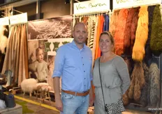 Broer Jolt en zus Gritta van Buren van Van Buren Bolsward, de enige schapenvachtlooierij van Nederland. "Van ruwe schapenvachten maken wij vacht- en leerproducten die mensenlevens verrijken met warmte, natuurlijke schoonheid en zachtheid."