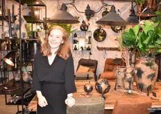 Wendy Stenbeergen poseert in de stand van Kolony, een merk met een collectie woonaccessoires.