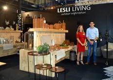 Vera Weening en Stan Lefering van het familiebedrijf Lesli Living presenteren onder anderen hun nieuwe roest collectie. Hiernaast waren ook de nieuwe vlinderstoelen en bijzettafels te bezichtigen.