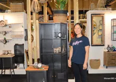 Betty van Evergreen, het bedrijf verkoopt meubelen, accessoires en lampen.