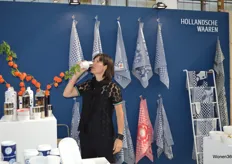 Anne-Marie Jetten toont de nieuwe serie servies van Hollandsche Waaren, deze is geïnspireerd op het traditionele melkpak.