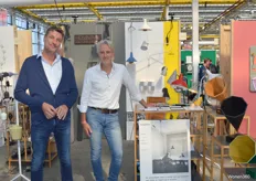 Martijn Torenstra (l), die diverse merken verlichting vertegenwoordigt en Michel Klein, eigenaar van Anvia die retro lampen produceert. 