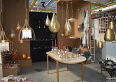 Een kijkje in de stand van Zenza, het merk heeft een uitgebreide lampencollectie en diverse handgemaakte producten.